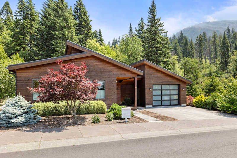 Modern Gorge Retreat • Hot Tub • Mountain Views